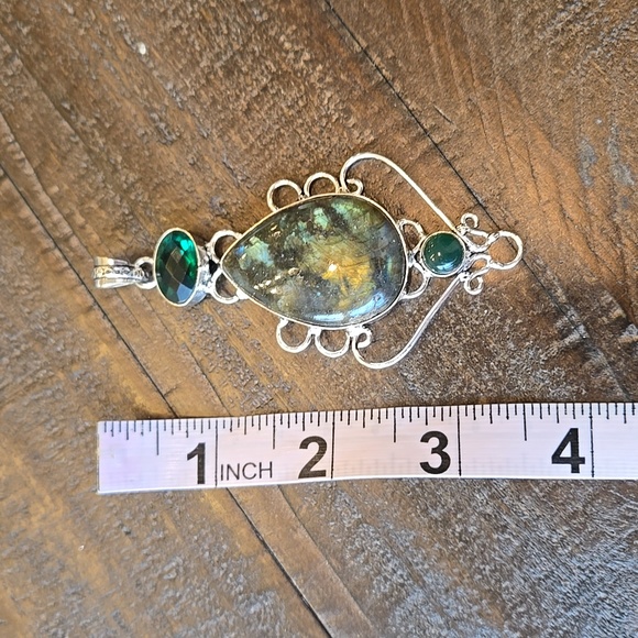 Elegant Silver Labradorite Pendant - Picture 5 of 7